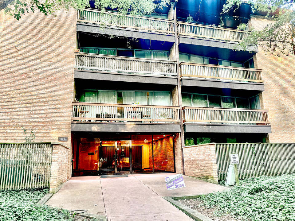 5600 Hillcrest Ln in Lisle, IL - Building Photo