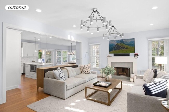 127 Tyrone Dr in East Hampton, NY - Building Photo - Building Photo