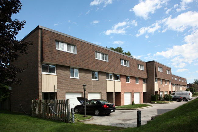 808-820 Tandridge Cres in Toronto, ON - Building Photo - Primary Photo