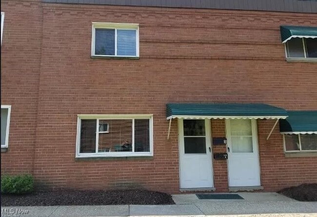 215 Dalepark Dr in Bedford, OH - Building Photo - Building Photo