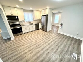 26 Garibaldi St in Bernardsville, NJ - Building Photo - Building Photo