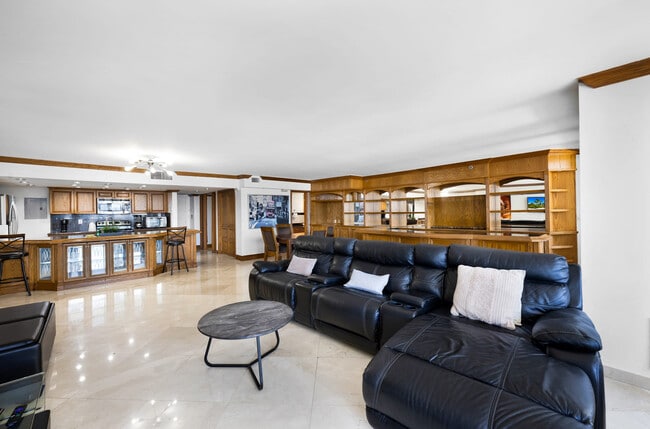 1717 N Bayshore Dr in Miami, FL - Building Photo - Building Photo