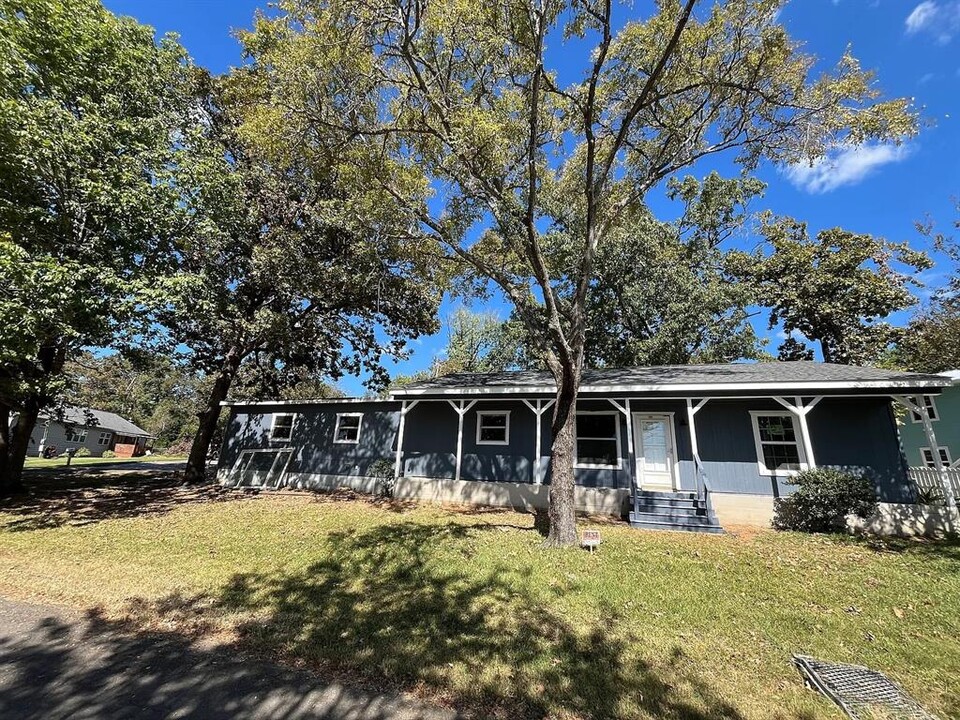 203 Lighthouse Cir in Livingston, TX - Building Photo