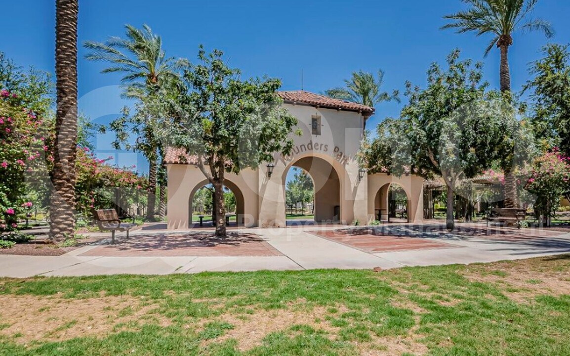 19654 Roma Ave in Litchfield Park, AZ - Building Photo