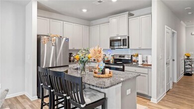 585 McWilliams Rd SE in Atlanta, GA - Building Photo - Building Photo