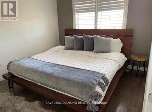 10 Minlow Way in Aurora, ON - Building Photo - Building Photo