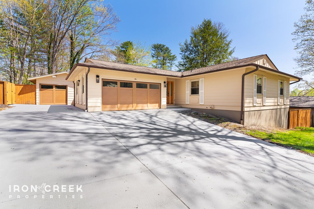 26 St Andrews Rd in Arden, NC - Building Photo