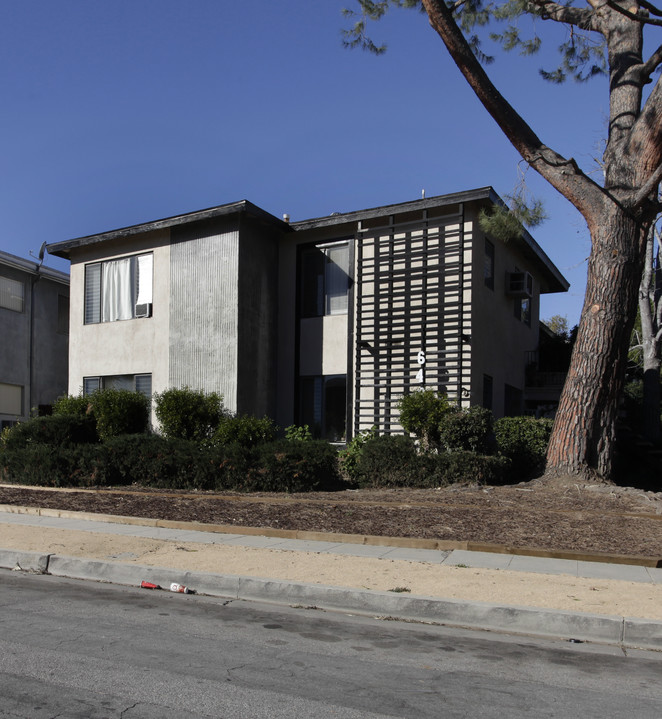 6439 Shirley Ave in Reseda, CA - Foto de edificio