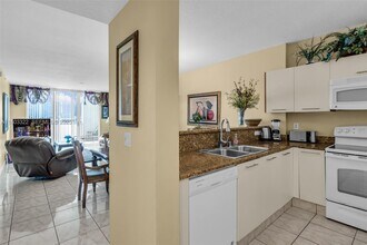 18100 N Bay Rd in Sunny Isles Beach, FL - Building Photo - Building Photo