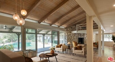 1365 N Wetherly Dr in Los Angeles, CA - Building Photo - Building Photo