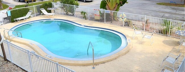 221 Northwest Jefferson Cir N-Unit -18 in St. Petersburg, FL - Building Photo - Building Photo