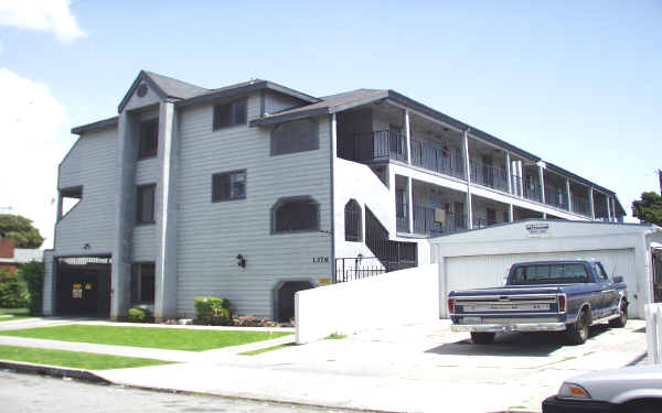 1376 Junipero Ave in Long Beach, CA - Foto de edificio - Building Photo