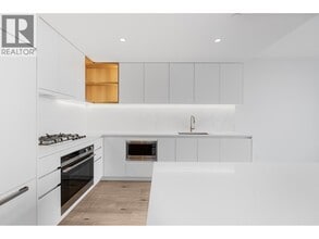 720 Farrow St in Coquitlam, BC - Building Photo - Building Photo