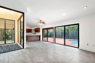 10240 SW 91st St in Miami, FL - Building Photo - Building Photo