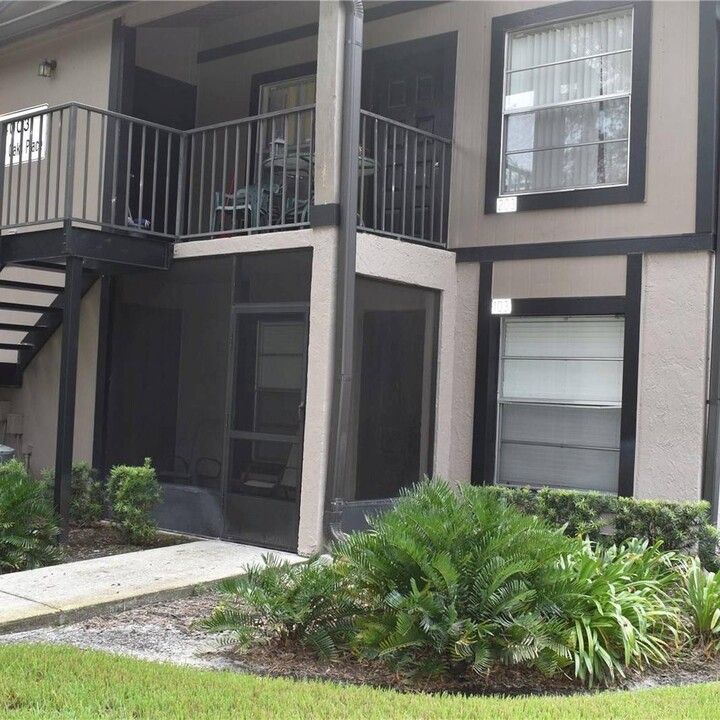 4003 Nestle Oaks Pl in Tampa, FL - Building Photo