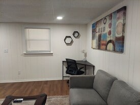 5765 Penfield Pl, Unit B in College Park, GA - Building Photo