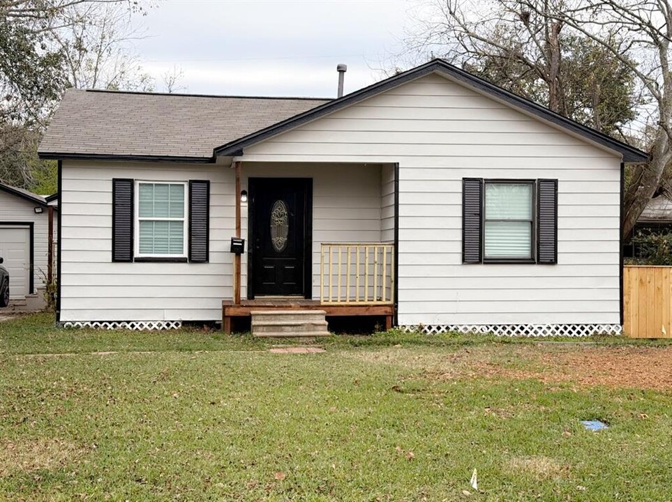 108 Begonia Ln in Highlands, TX - Building Photo