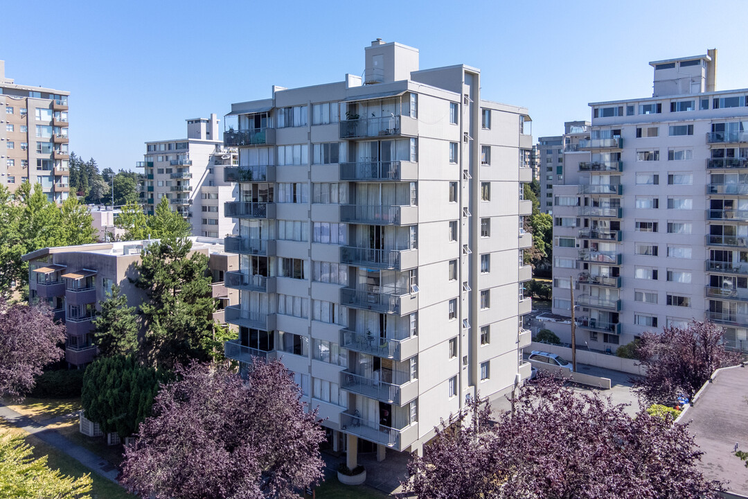 Alpine Towers in Vancouver, BC - Building Photo