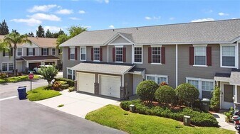 8006 Thoroughbred Loop in Largo, FL - Building Photo