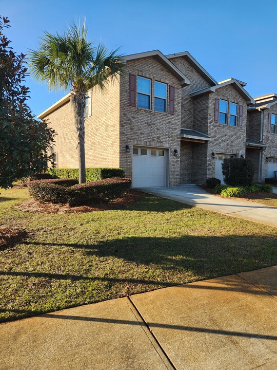 8723 Brown Pelican Cir in Navarre, FL - Foto de edificio