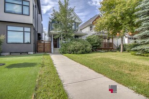 127-38a 38a Ave SW in Calgary, AB - Building Photo