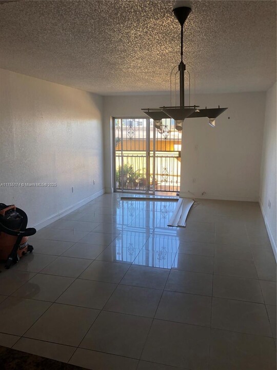 1950 W 54th St in Hialeah, FL - Building Photo