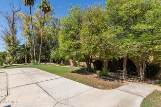 49 Biltmore Estates Dr in Phoenix, AZ - Building Photo - Building Photo