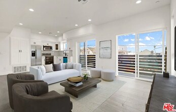 1116 S Mariposa Ave, Unit 1116 A in Los Angeles, CA - Building Photo - Building Photo