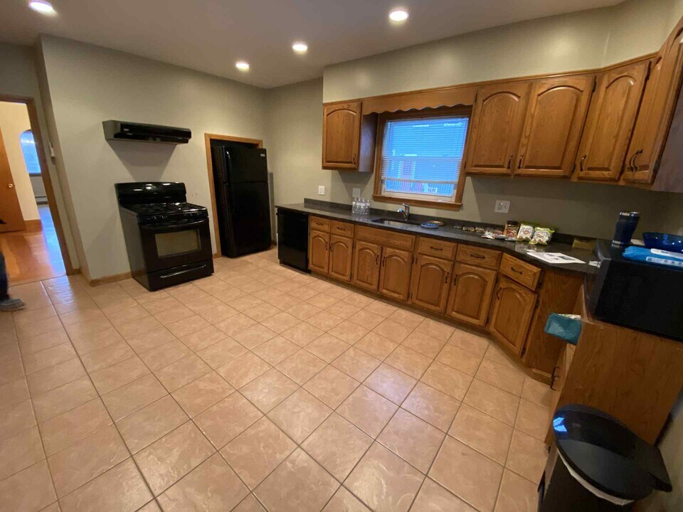52 Pearson Rd, Unit 2 in Somerville, MA - Building Photo