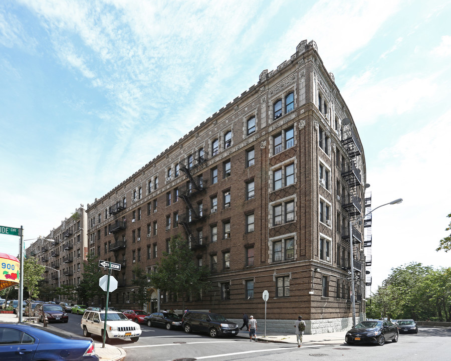 894 Riverside Dr in New York, NY - Building Photo