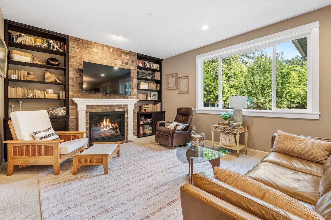 2847 NE 178th St in Lake Forest Park, WA - Foto de edificio