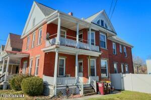 606 Broadway in Mechanicville, NY - Foto de edificio