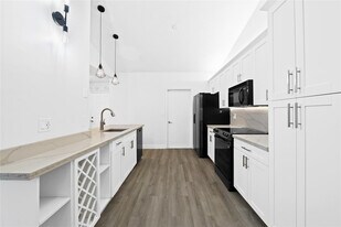 8245 NW 70th St in Tamarac, FL - Building Photo