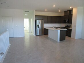 925 Kyanite Ln in Henderson, NV - Building Photo - Building Photo