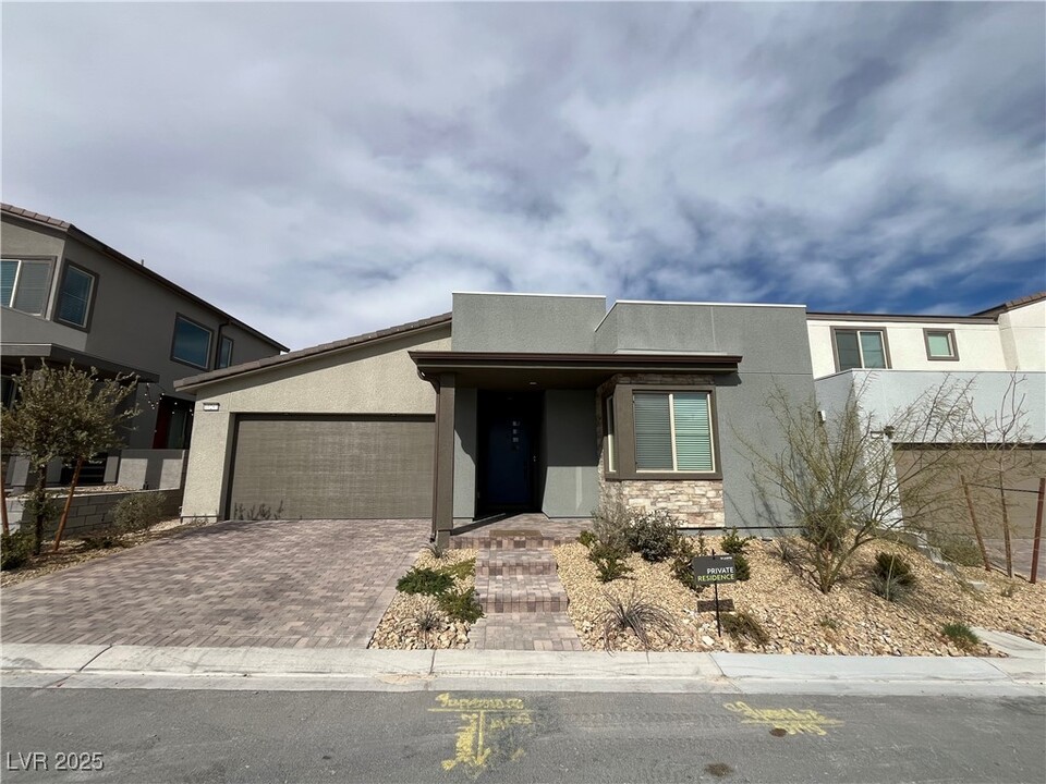 10267 Vonbulin Ave in Las Vegas, NV - Building Photo