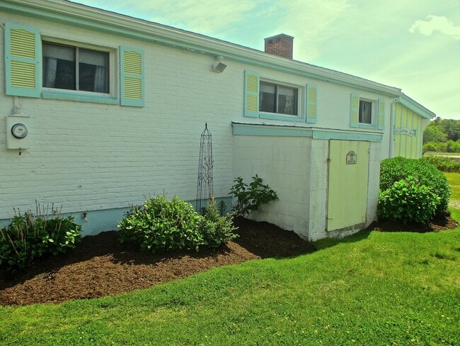 26 Shore Dr in Mattapoisett, MA - Building Photo - Building Photo
