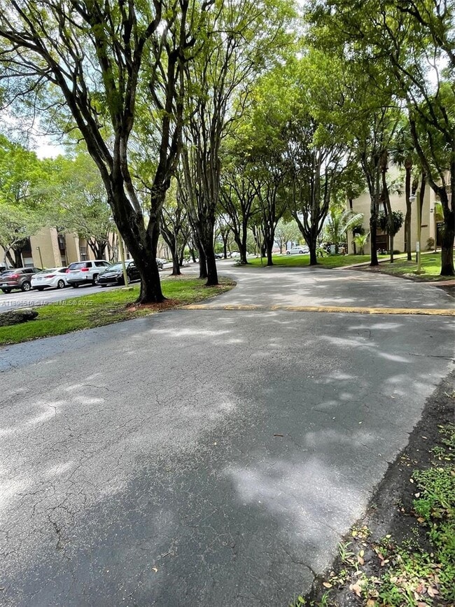 14221 N Kendall Dr in Miami, FL - Building Photo - Building Photo