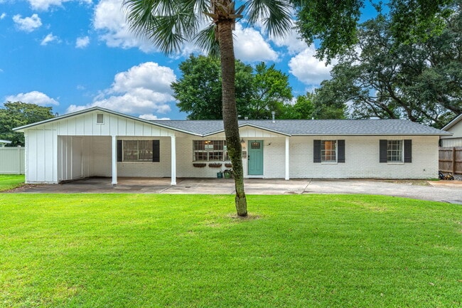 235 Sotir St NW in Fort Walton Beach, FL - Building Photo - Building Photo
