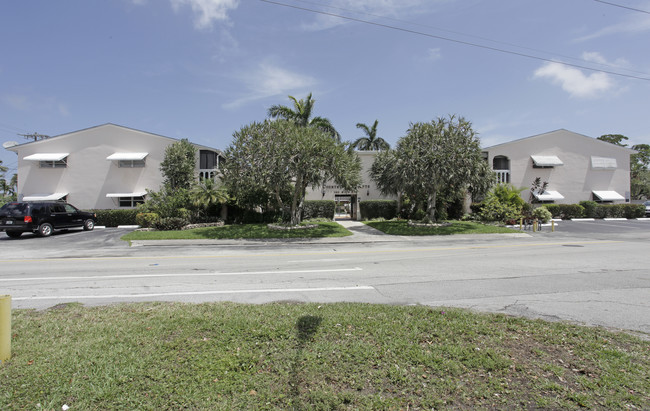 El Dorado Country Club Apartments in Hallandale, FL - Building Photo - Building Photo