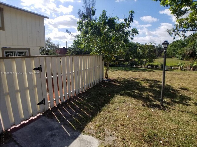 5834 NW 21st St in Lauderhill, FL - Building Photo - Building Photo