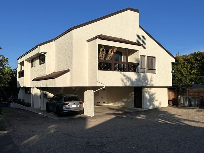 1616 Chapala St in Santa Barbara, CA - Building Photo - Building Photo