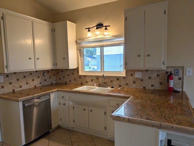 27124 Cabrera Ave in Santa Clarita, CA - Building Photo - Building Photo