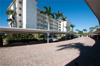 21 High Point Cir E in Naples, FL - Foto de edificio - Building Photo