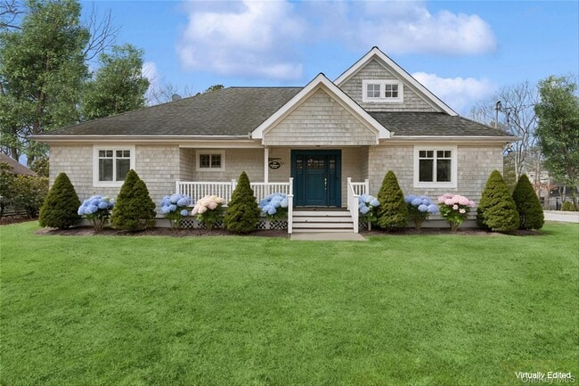 10 Foxboro Rd in Hampton Bays, NY - Building Photo - Building Photo