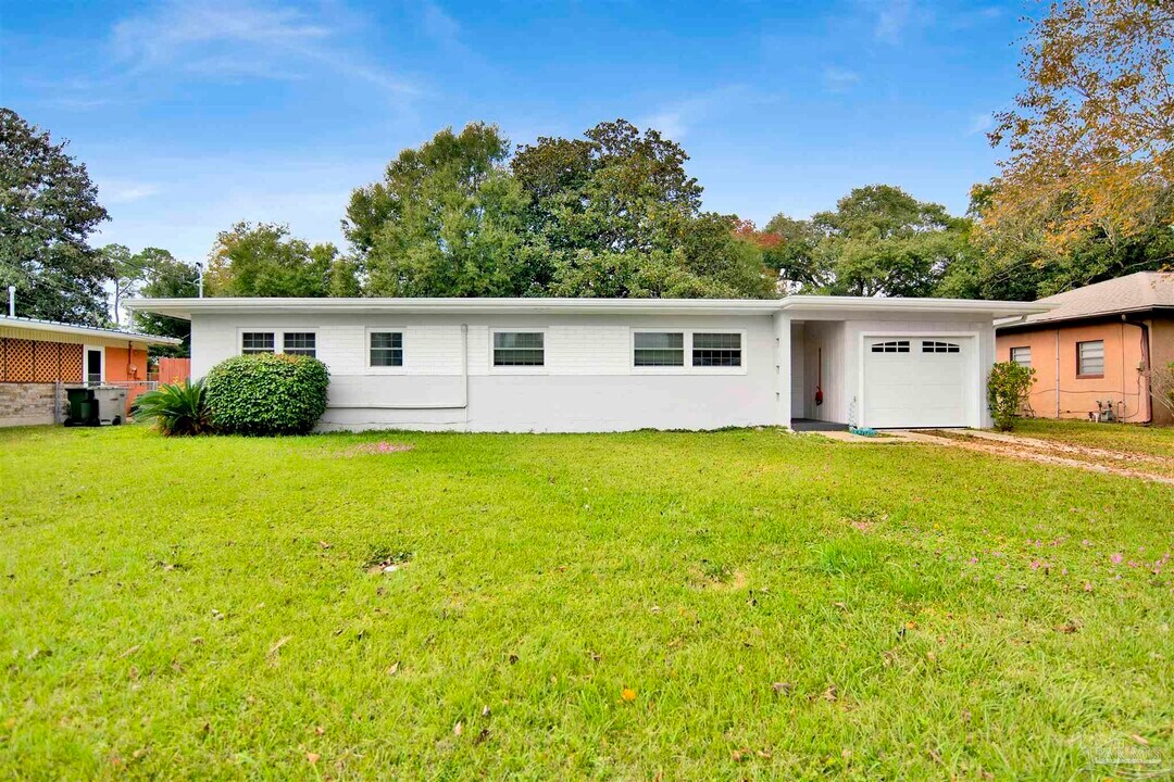 51 Adkinson Dr in Pensacola, FL - Building Photo