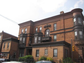 2342 S Broad St in Philadelphia, PA - Foto de edificio - Building Photo
