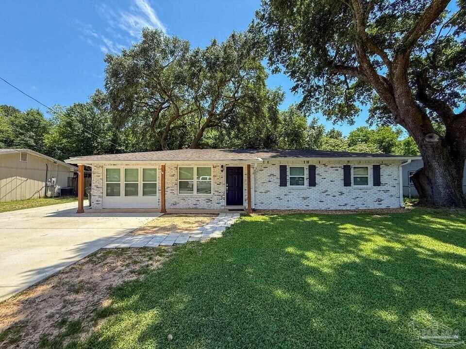 1501 Croquet Dr in Ensley, FL - Building Photo