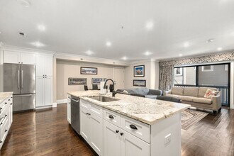 215 Athens St, Unit 4 in Boston, MA - Foto de edificio - Building Photo
