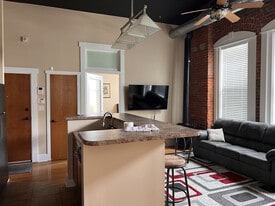 124 N Neil St in Champaign, IL - Building Photo