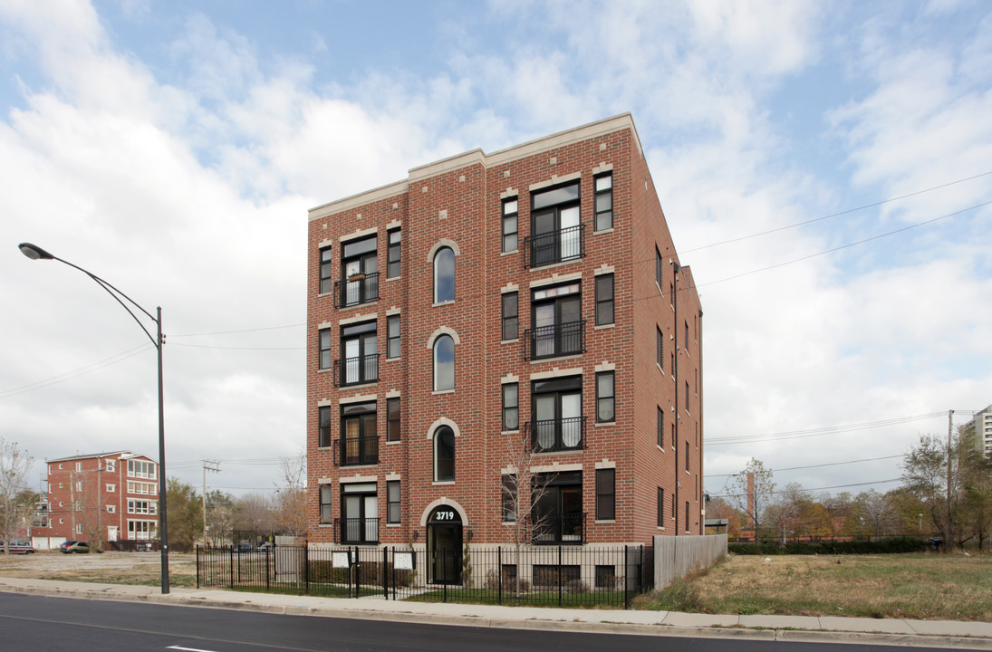 3719 S Indiana Ave in Chicago, IL - Foto de edificio
